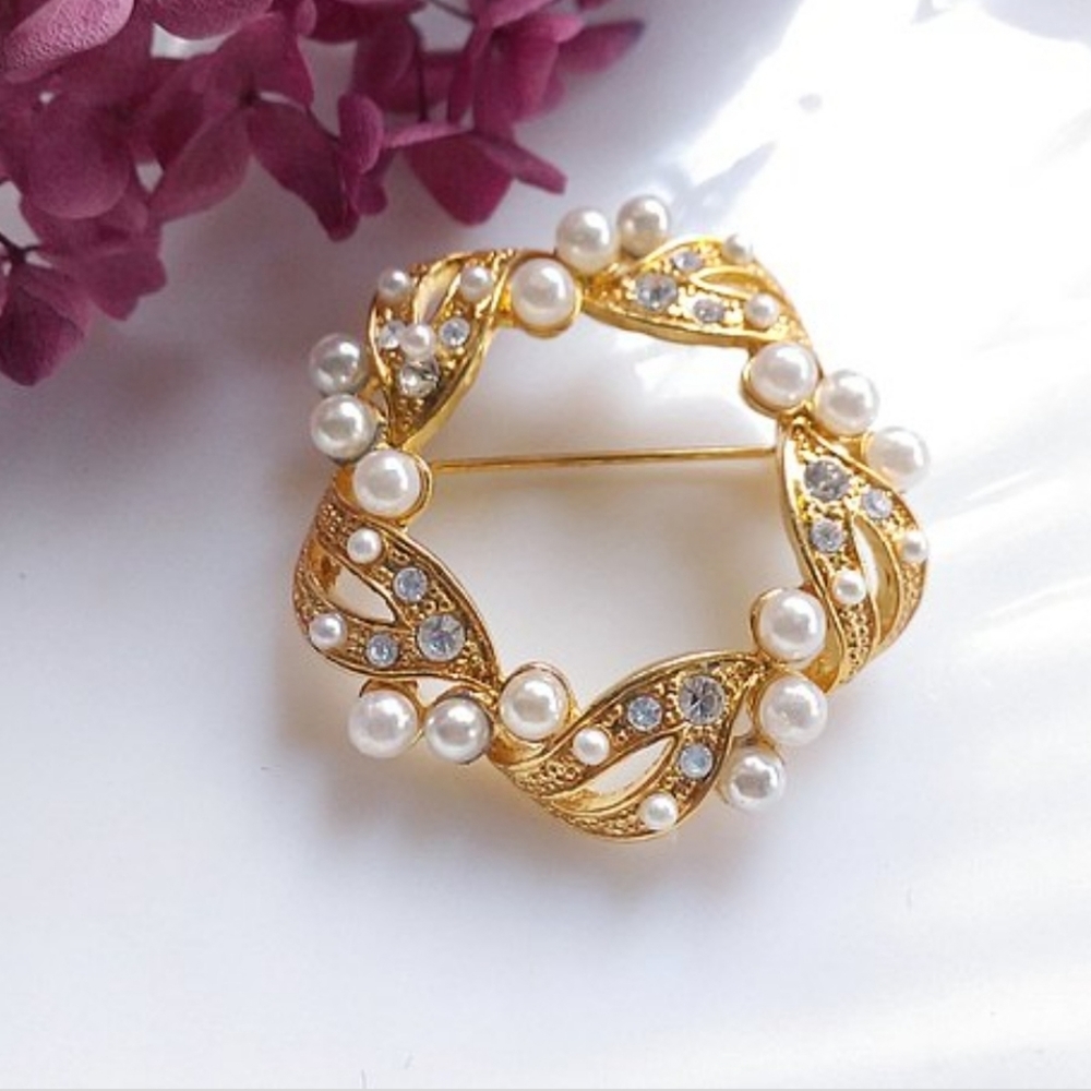 ❤️5/$25 Vintage Faux Pearl Brooch